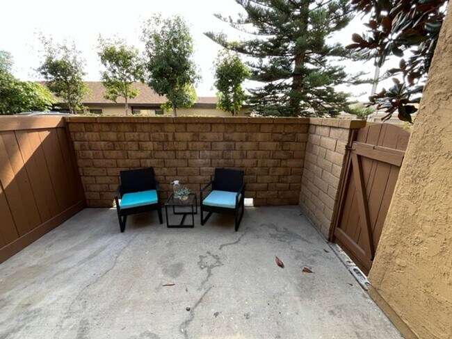 Building Photo - Downstairs 1 Bedroom Unit in Orange