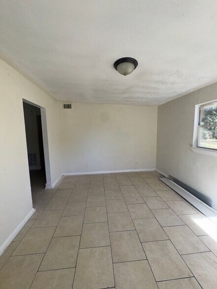 Building Photo - 1637 E 15th St