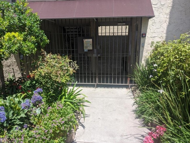 Building Photo - 7845 Golfcrest Dr