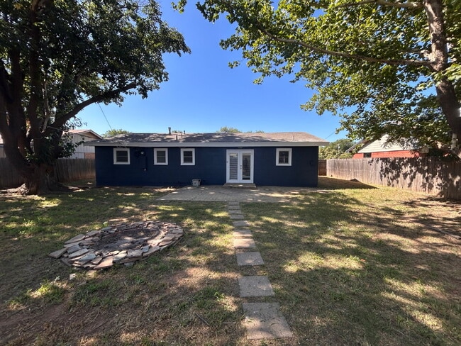 Building Photo - Beautiful, Spacious 4 Bedroom Close to Texas Tech.