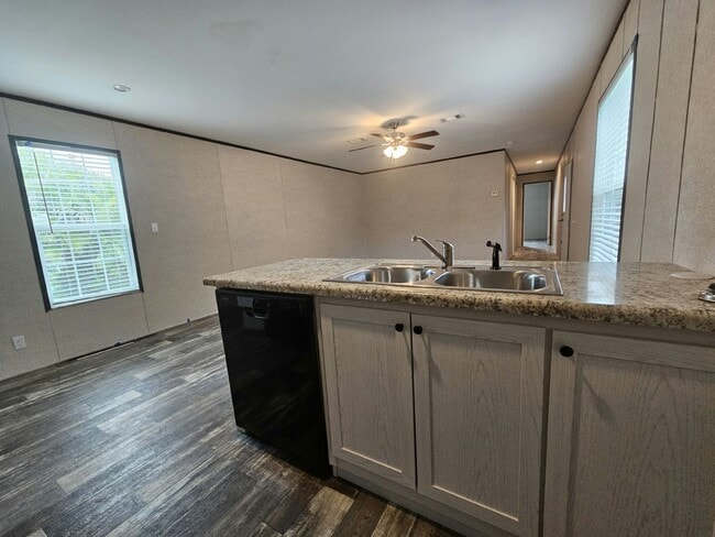 Building Photo - 479 Suwanee Dr