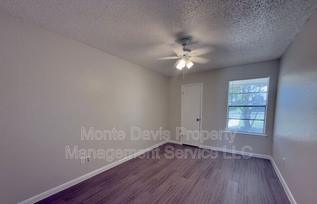 Building Photo - 1614 W Braker Ln