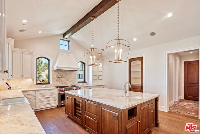 Building Photo - 5561 Horizon Dr