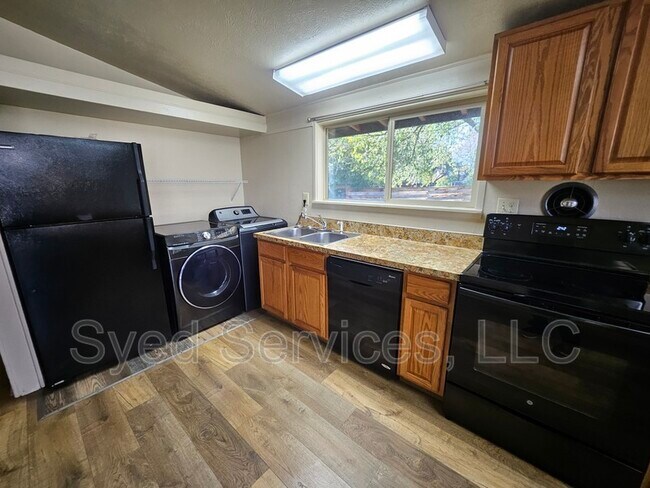 Building Photo - 1919 S Orchard St