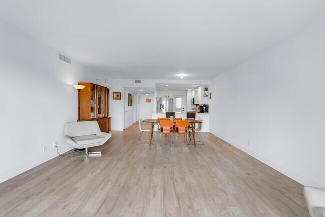 Building Photo - 2800 N Palm Aire Dr