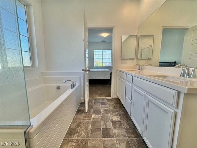 Building Photo - 20 Barbara Ln