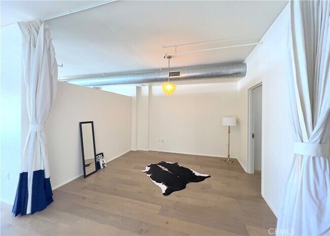 Building Photo - 1100 S Hope St