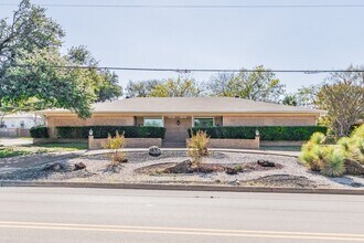 Building Photo - 2 Bed 2 Bath Duplex 5 Minutes From Downtow...