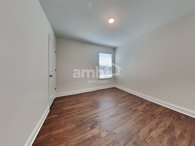 Building Photo - 390 Banyan Frst Dr