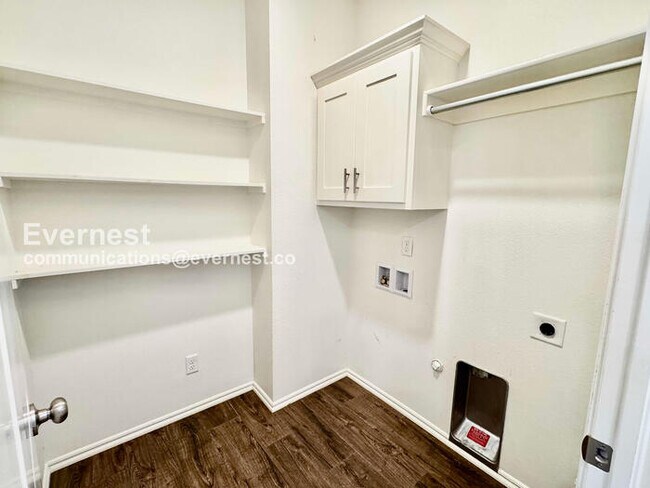 Building Photo - 3 Bed, 2 Bath Home with Garage / Pet-Friendly / Available Now!