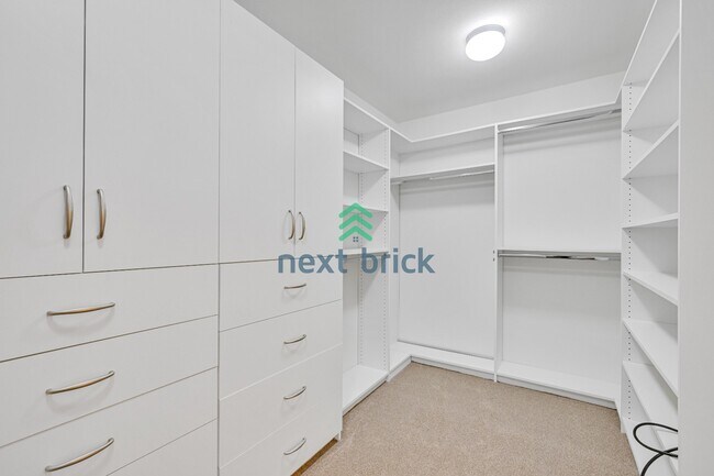 Building Photo - 4 Bed 2.5 Bath Single-family House Available for Rent!