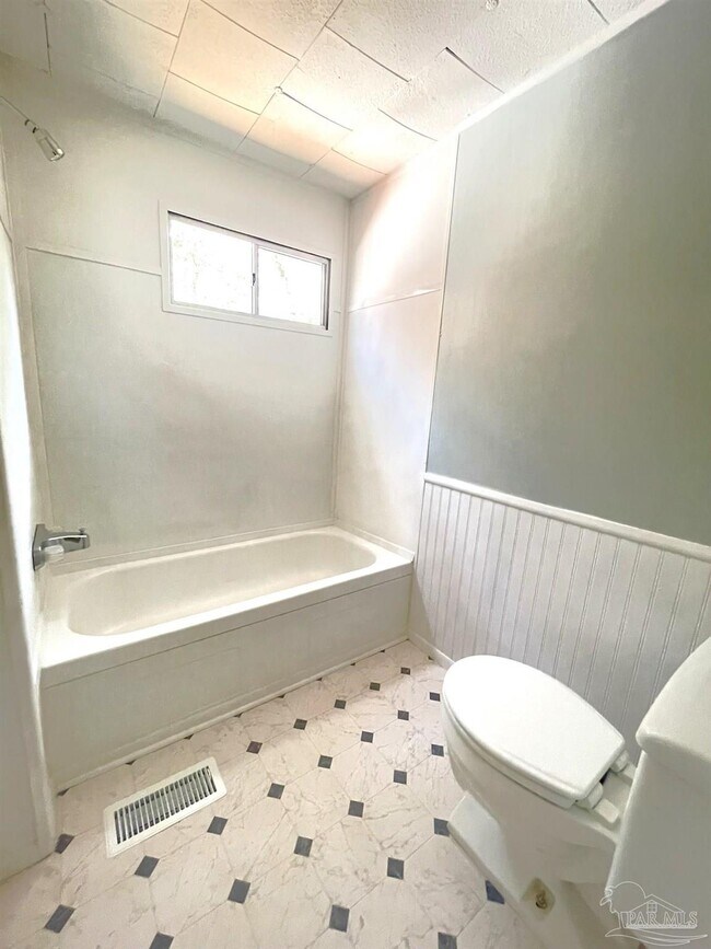 Building Photo - 1826 Bainbridge Ave