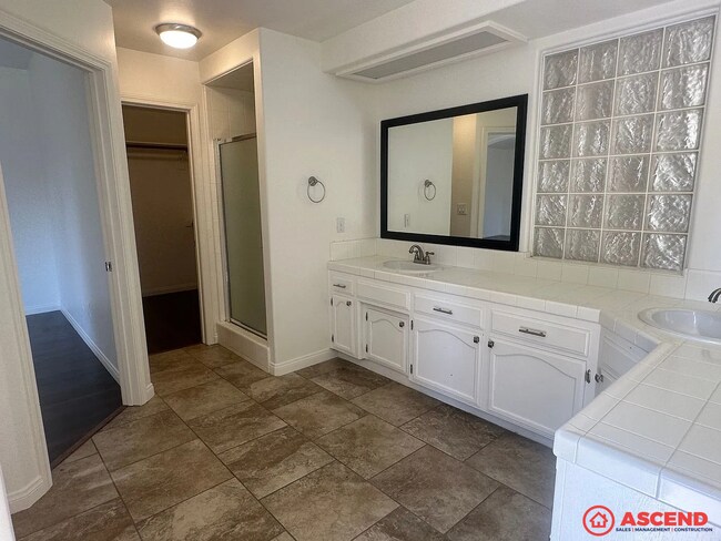 Building Photo - Spacious 3BD/2.5BA Home in Bakersfield's 93311 — HOA Community, Pool, Fireplace, Garage & Small P...