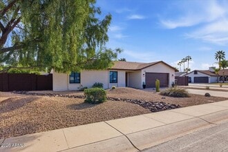 Building Photo - 6101 E Greenway Ln