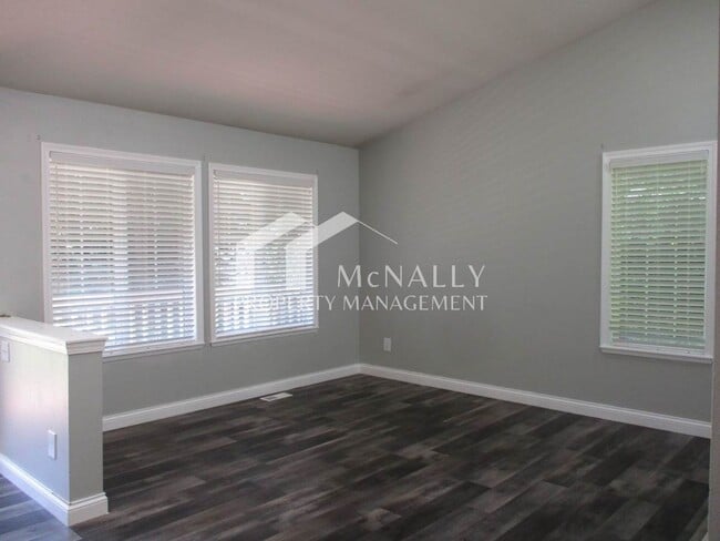 Building Photo - Beautiful 3 Bedroom, 1.75 Bathroom Welling...