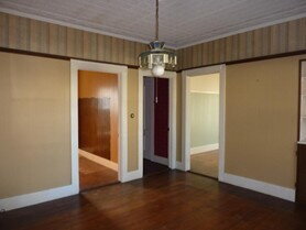 Building Photo - Charming 1 bedroom on 2nd floor of 2 famil...