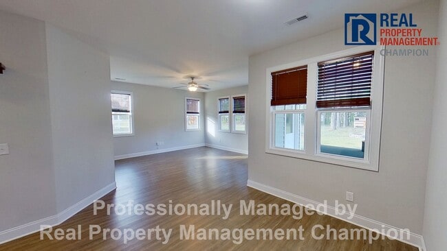 Building Photo - Beautiful Home in Hampstead on Spacious Lot