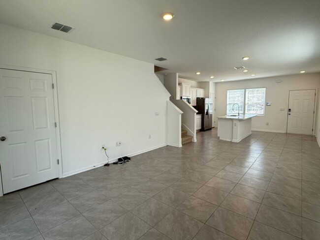 Building Photo - Beautiful 3 bedroom townhome for rent in E...