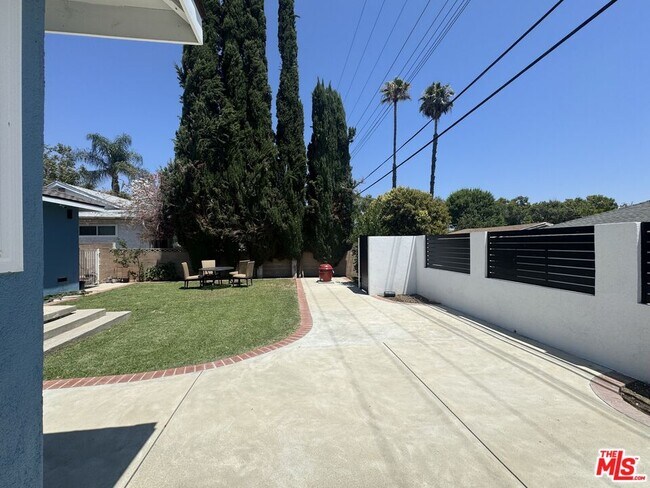 Building Photo - 6672 Bobbyboyar Ave