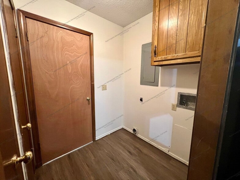 Building Photo - 102 Beta Cir