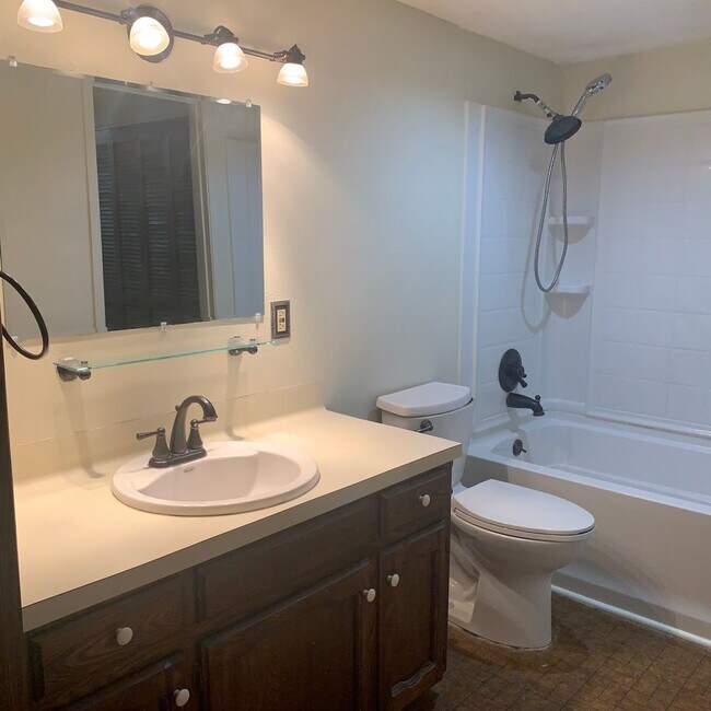 Building Photo - Spacious 3 bedroom 2 Full baths townhouse.