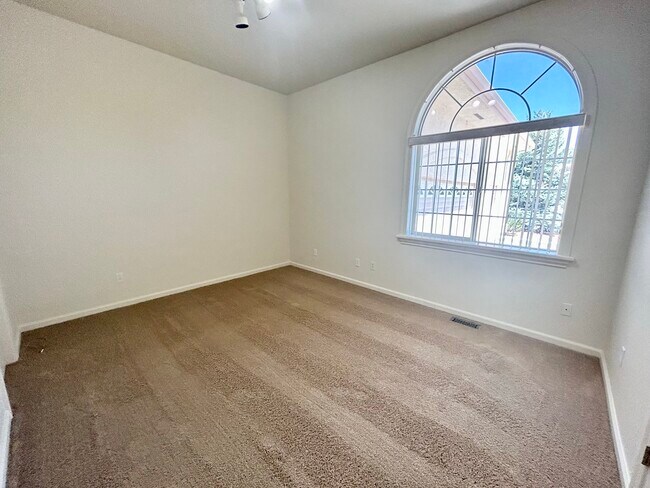 Building Photo - 924 Springfield Dr