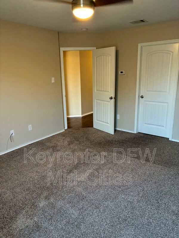 Building Photo - 1904 Meadow Crest Dr
