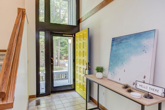 Building Photo - This Home is a Hole in One!
