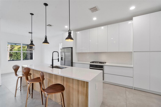 Building Photo - 12015 NW 83rd Pl