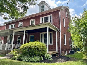 Building Photo - 402 Pine St