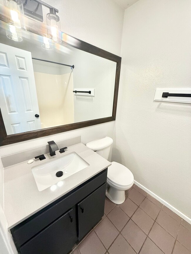 Building Photo - Newly renovated 2-bed/2-bath