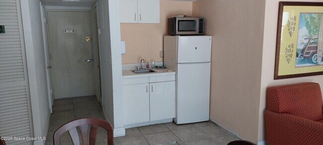 Building Photo - 221 Columbia Dr