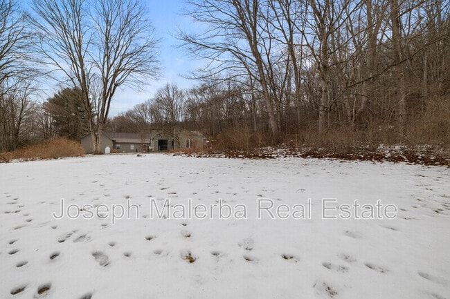 Building Photo - 8 Honey Hill Ln