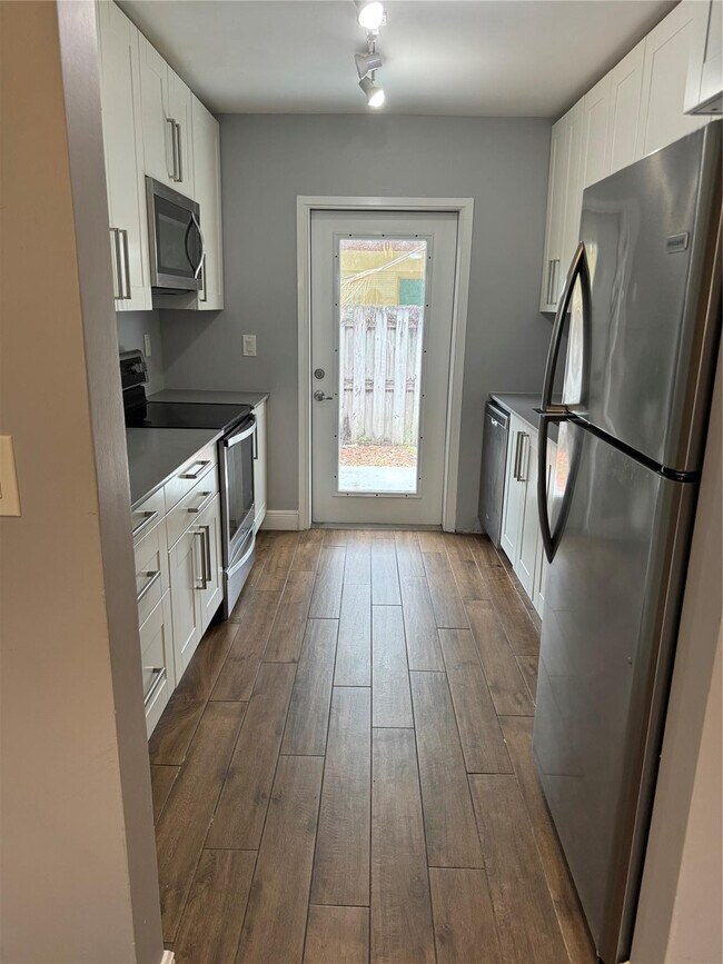 Building Photo - 315 SE 23rd Ave