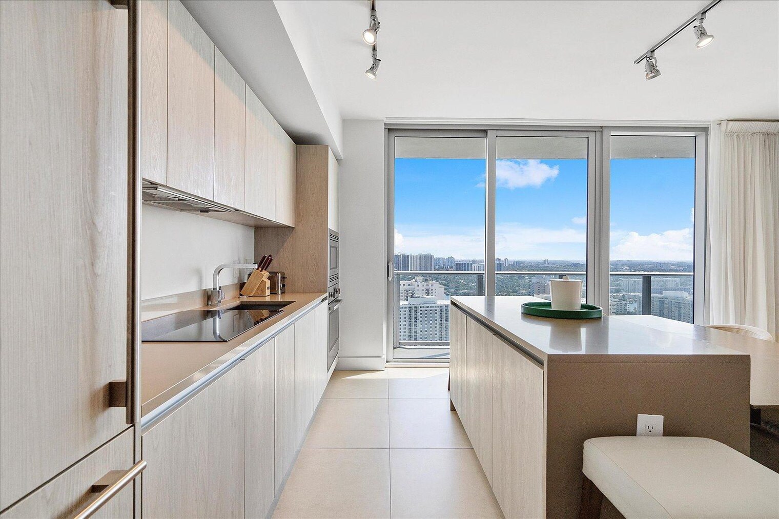 Building Photo - 4011 S Ocean Dr