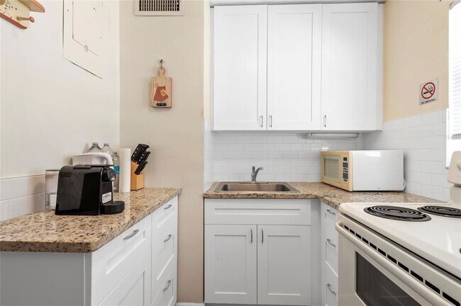 Building Photo - 3225 NE 16th St