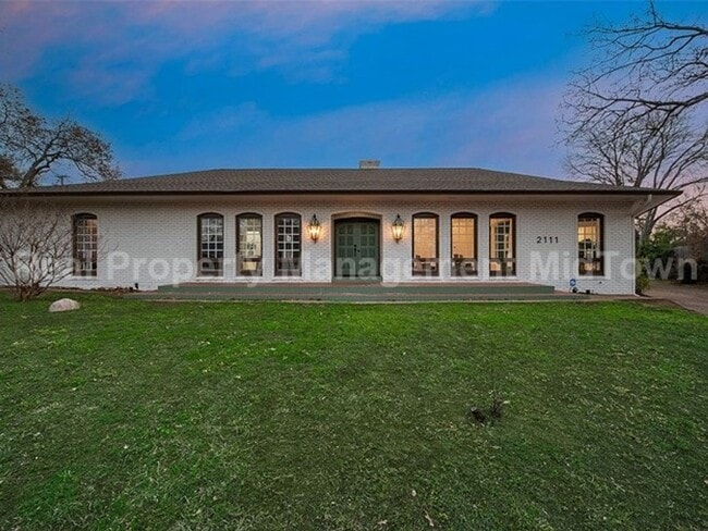 Building Photo - Stunning 4-Bedroom Retreat with Designer T...