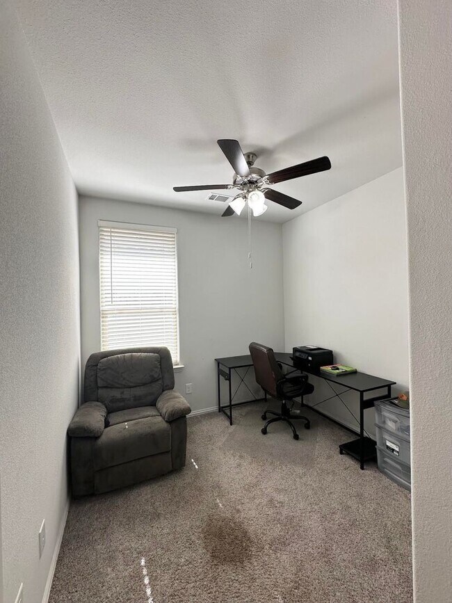 Building Photo - 4 Bed 2 Bath For Rent