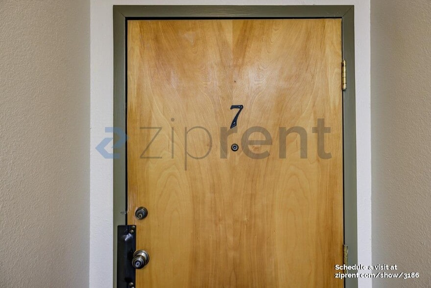 Building Photo - Unit 7