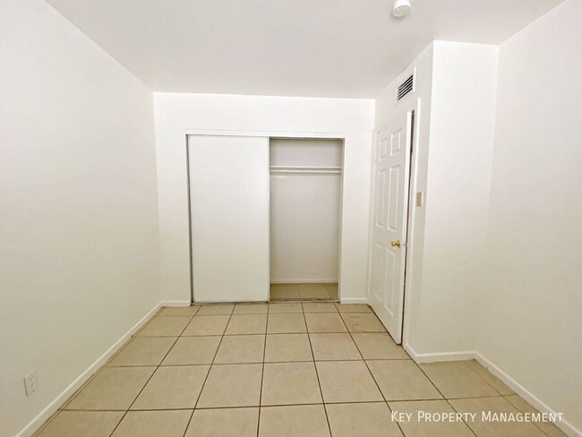 Building Photo - 1904 Rexford Dr