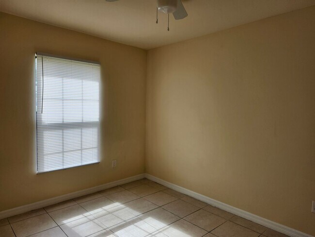 Building Photo - Exceptional 3 bed 2 bath 1 car garage dupl...