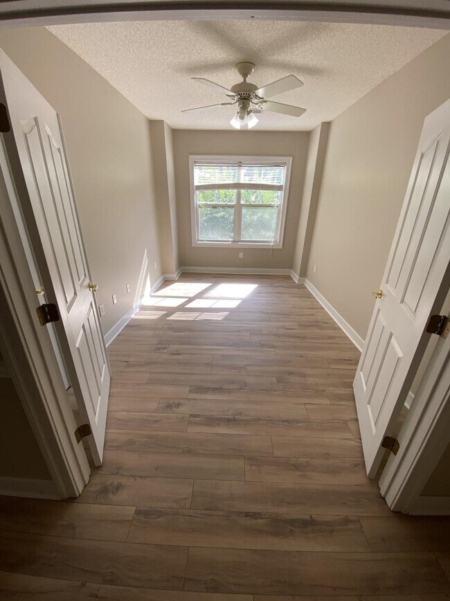 Building Photo - 5650 Barefoot Resort Bridge Rd