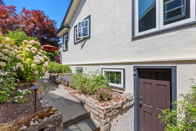 Building Photo - 3bd/1.75ba Seattle Home