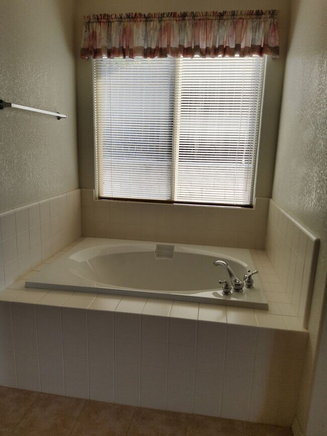 Building Photo - Beautiful house in great neighborhood with...