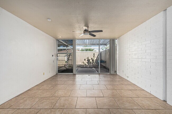 Building Photo - Great Location - 2 bed 1 bath Private Yard