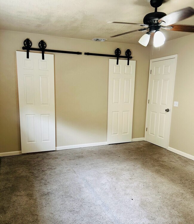 Building Photo - 2914 Lakeland Dr