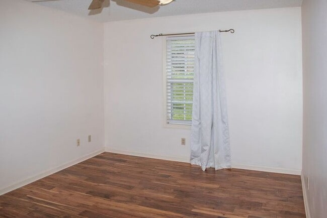 Building Photo - Updated 2BR 2.5BA Home w/ Lake Access • New Countertops • Patio in Farragut