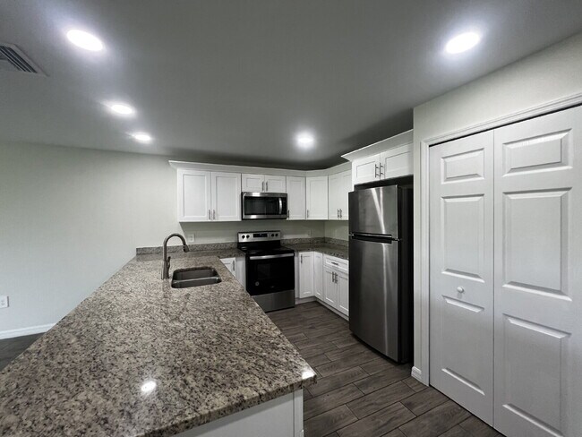 Building Photo - Haunt Your Dream Home: 3BR Duplex With Chi...
