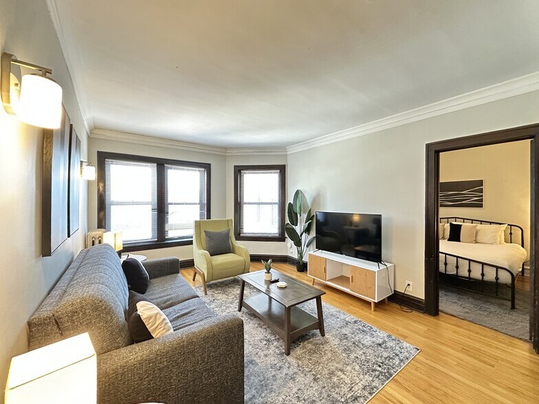 Building Photo - 1911 W Larchmont Ave