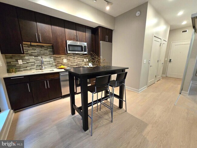 Building Photo - 1320 Fenwick Ln